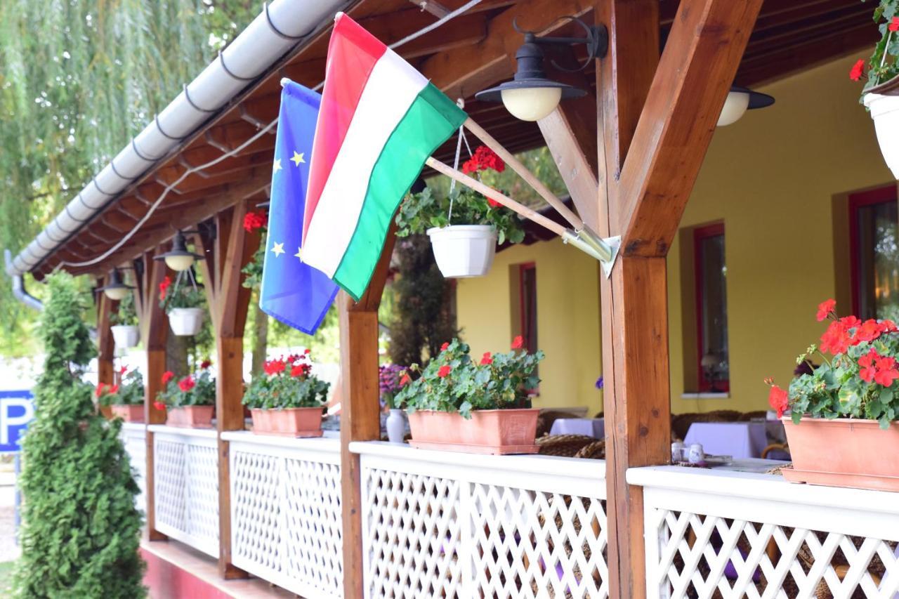 Hotel Bíbic és Tüskevár Étterem és Horgásztó Nyíregyháza Exterior foto